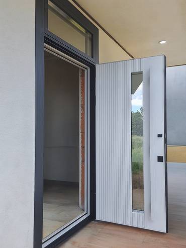 Дверь с фрамугой и стеклом